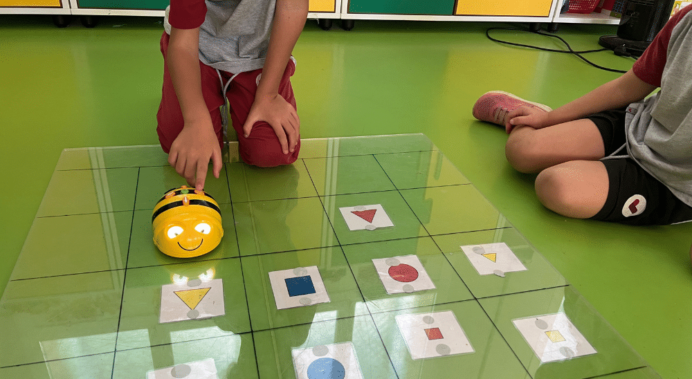 Pensar, provar i programar: els Bee-Bots arriben a Infantil